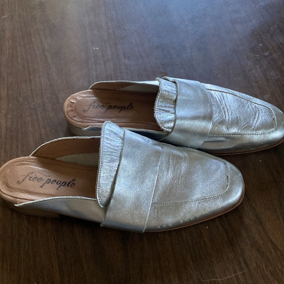 Free People at ease silver mules size 8 / 39. - Picture 2 of 6